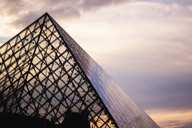 La pyramide du musée du Louvre à Paris