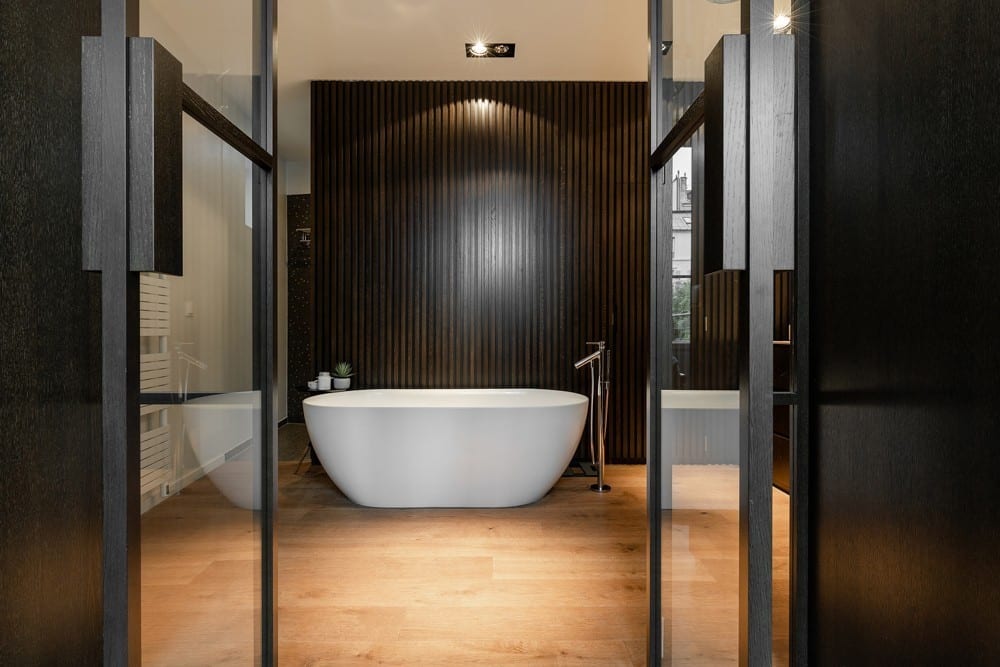 Villa avec piscine à Paris salle de bain