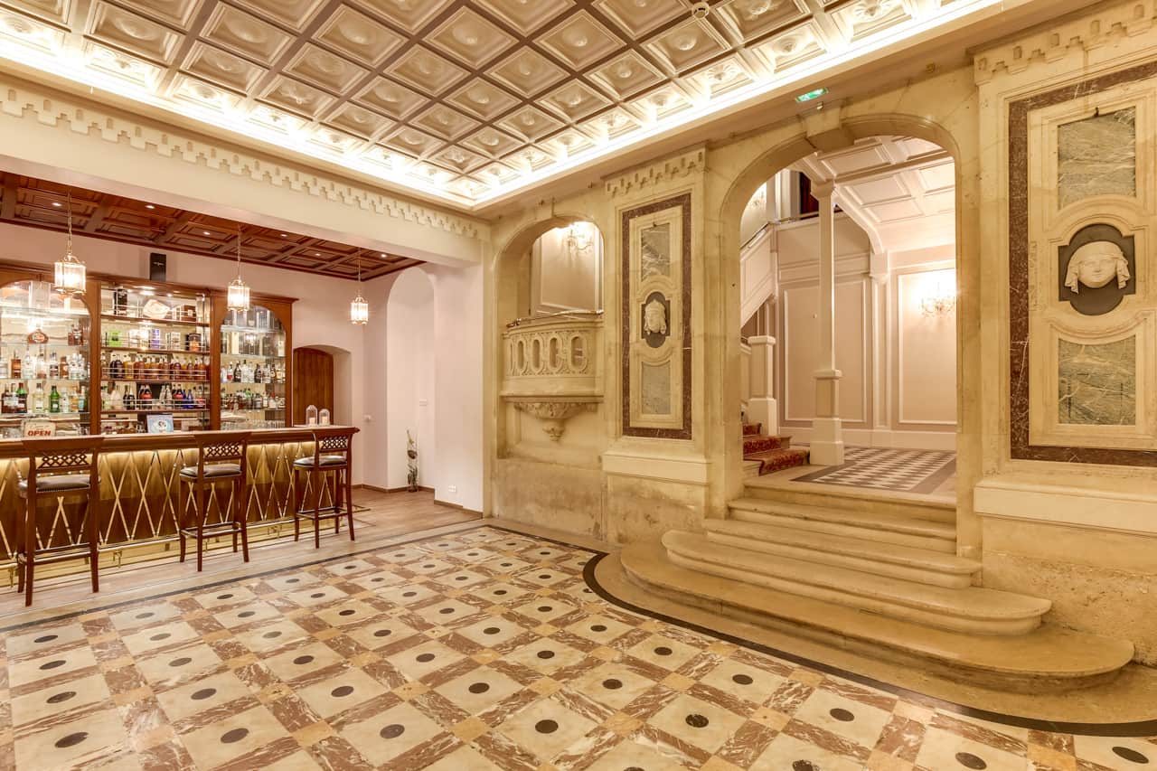 Le Manoir Parisien bar