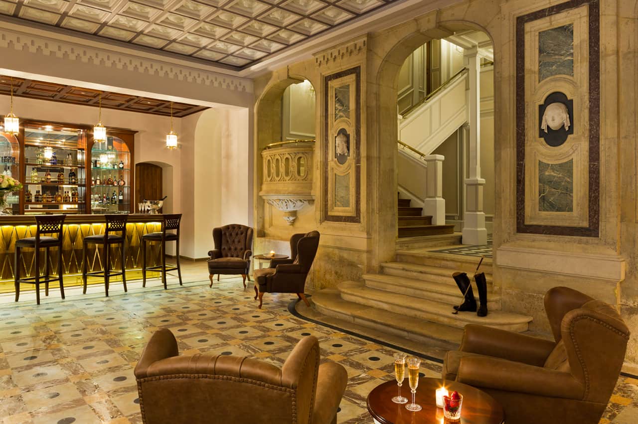 Le Manoir Parisien bar