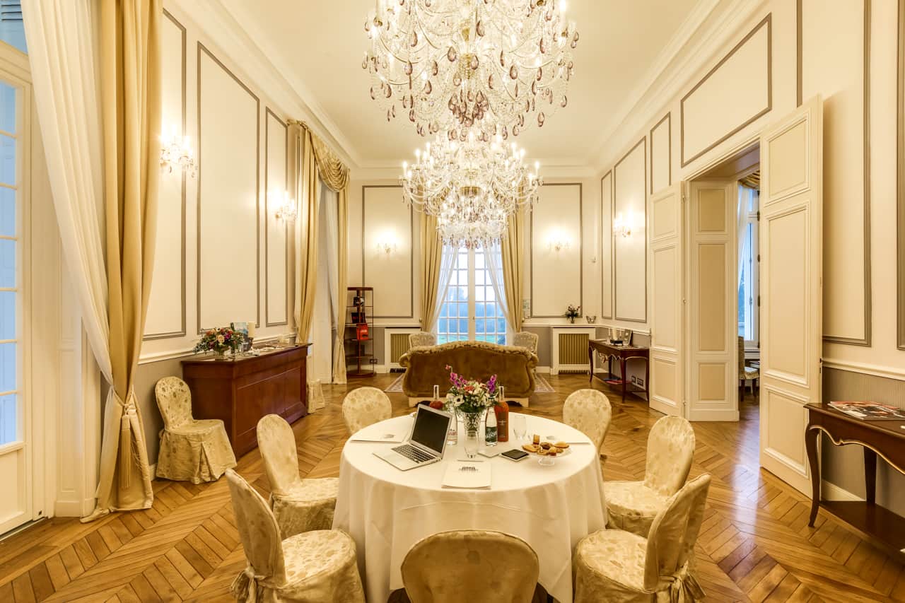 Le Manoir Parisien salle à manger et salon