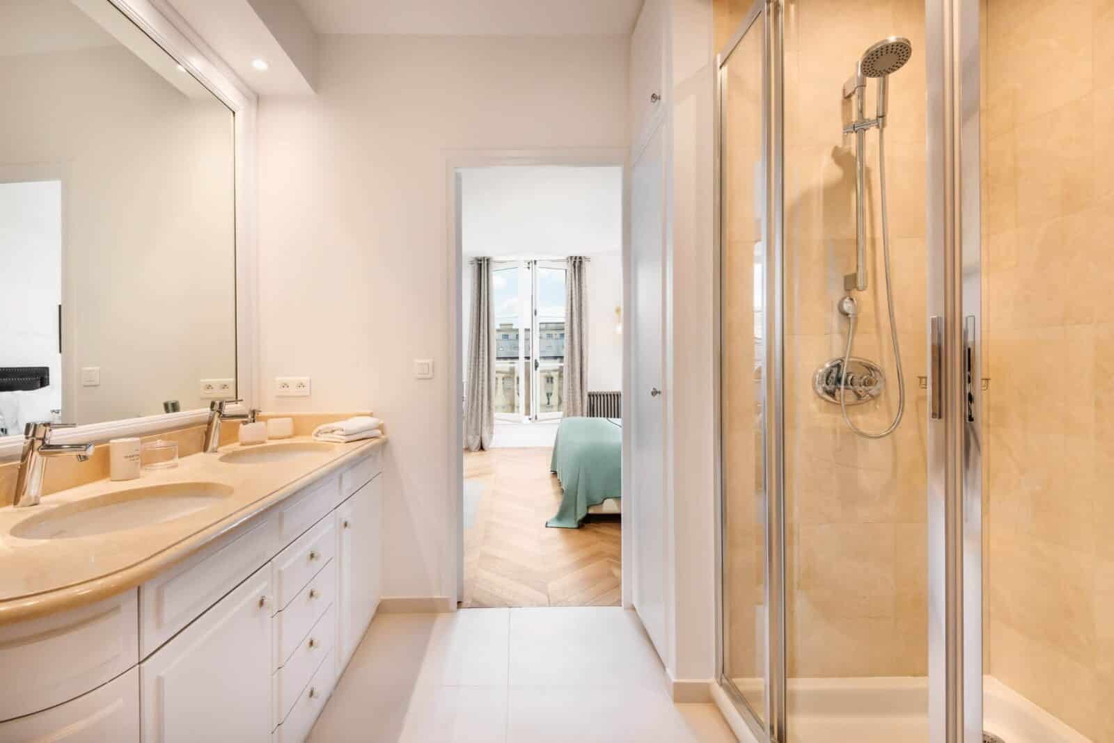 Le Royal Garden Louvre Triplex 65 m2 salle de bain