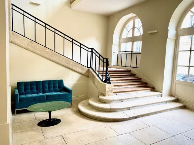 entree immeuble d'un bel appartement à louer