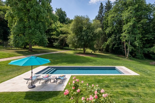 sublime piscine d'une residence haut de gamme en airbnb