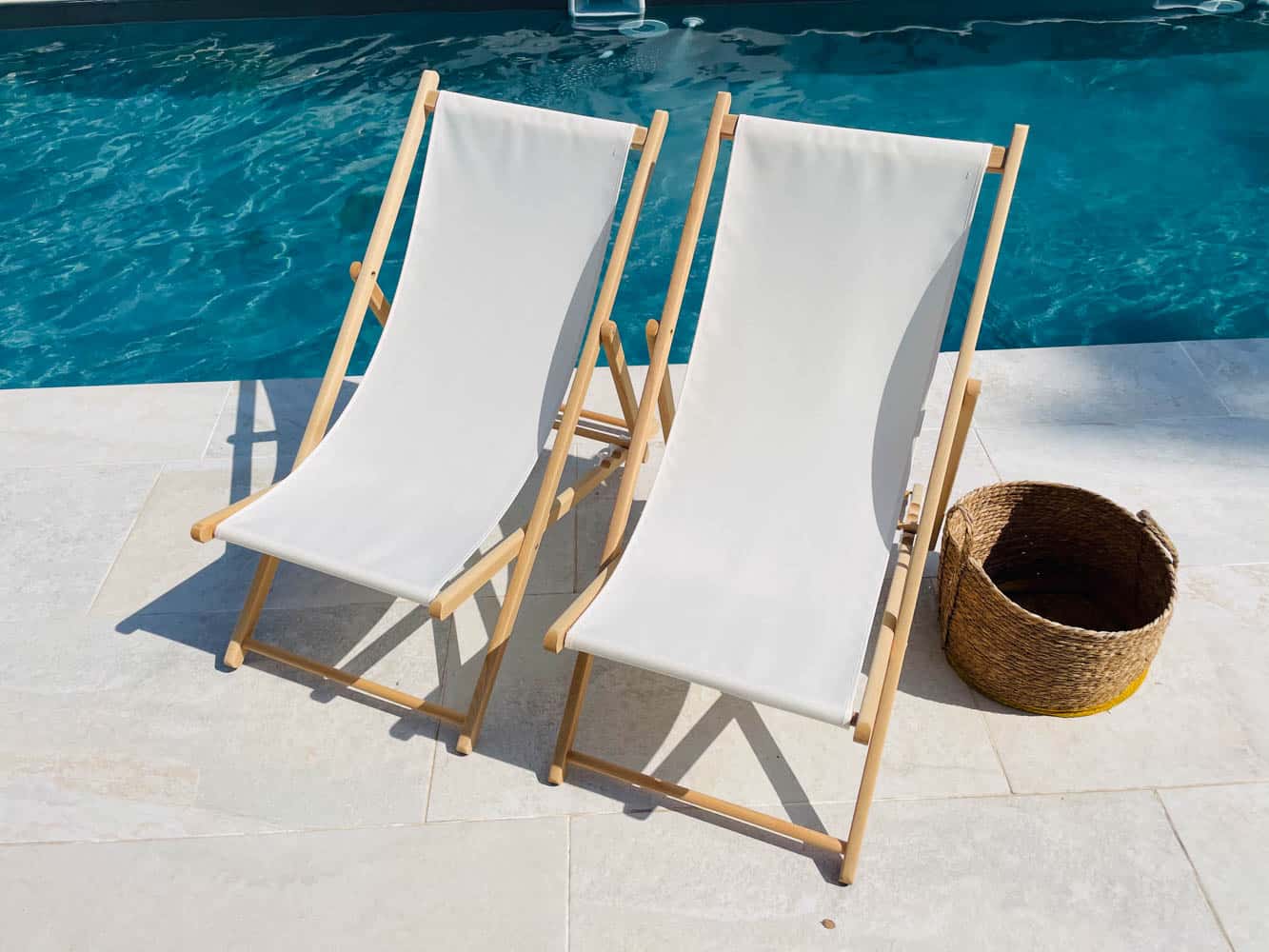 transat au bord de la piscine pendant les vacances