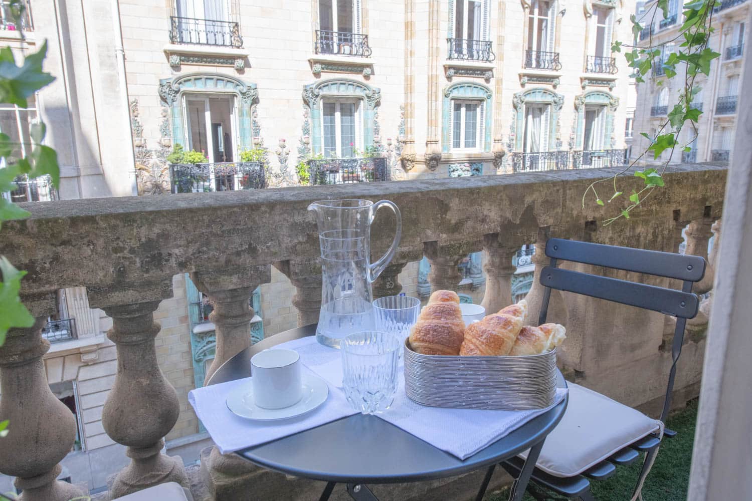 petit dejeuner sur le balcon de l'appartement loué pour les vacances sur versailles