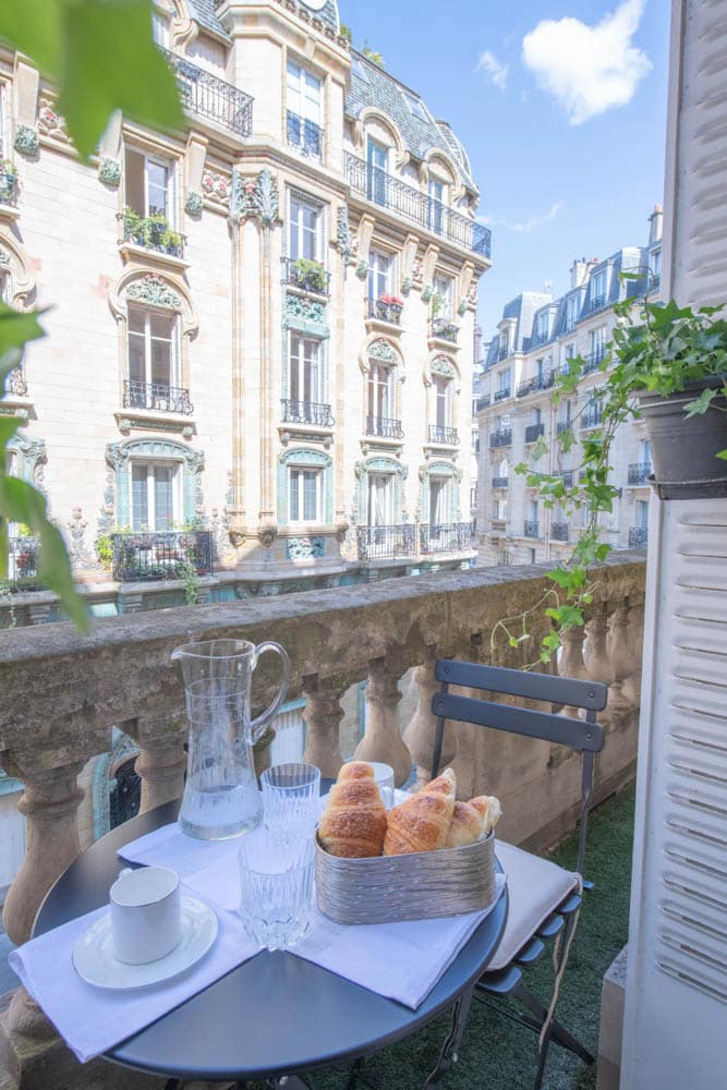 balcon d'un appartement en location courte durée sur versailles