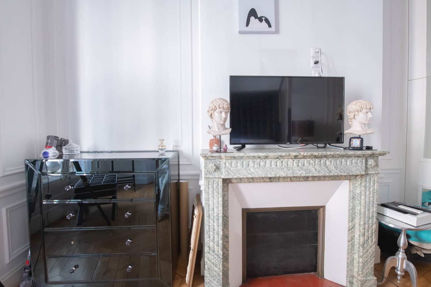 chemine dans un salon d'un bien en airbnb