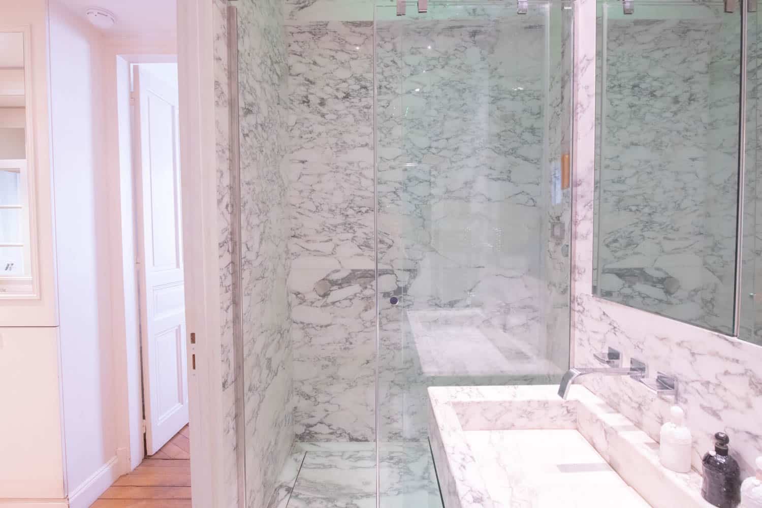 salle de bain marbre d'un appartement en location de versailles