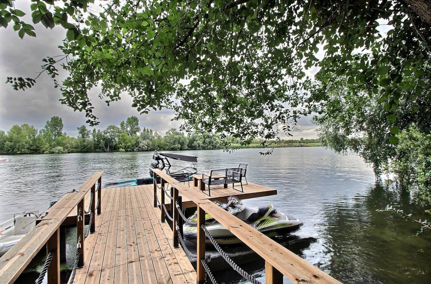 ponton sur la seine pour amarrer bateau privé