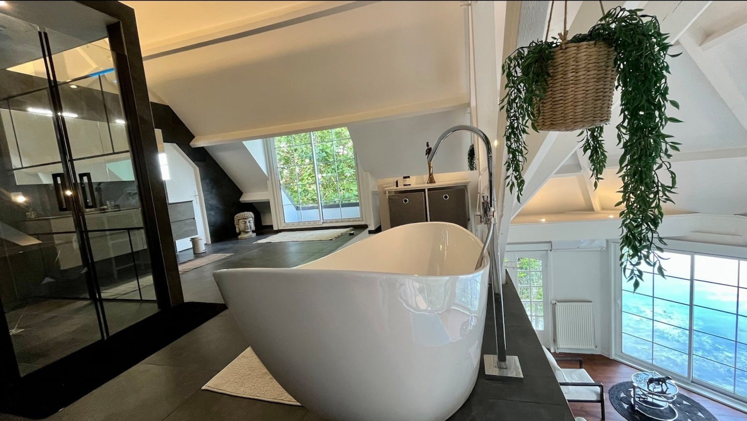 mezzanine avec vue sur salon en Locations saisonnières meublées Paris