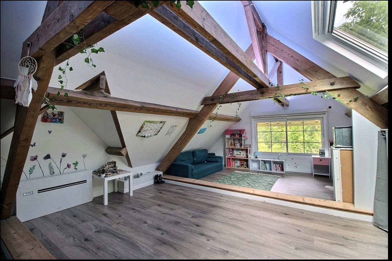 chambre sous les toits avec poutres apparentes en Locations meublées de qualité à Paris