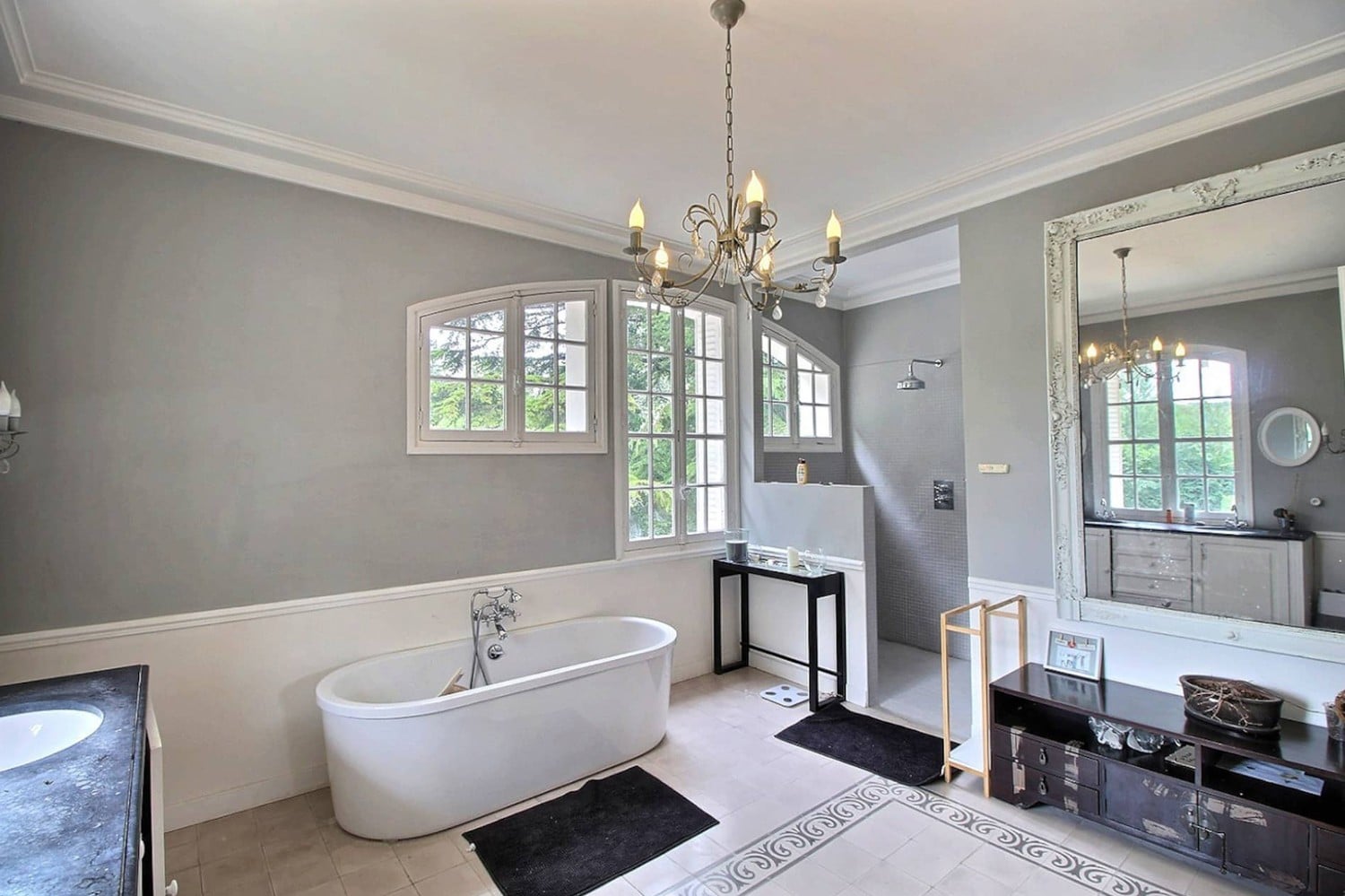 baignoire dans une salle de bain luxueuse