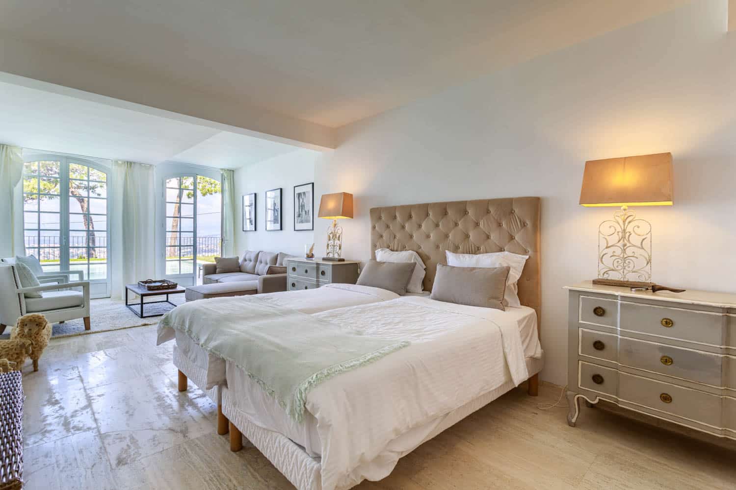 chambre avec lit double et vue sur la mer en location sur cannes pour le festival