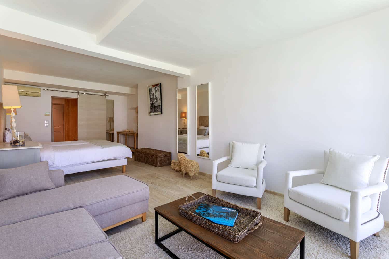 grande chambre avec salle de bain en Service de conciergerie à Versailles