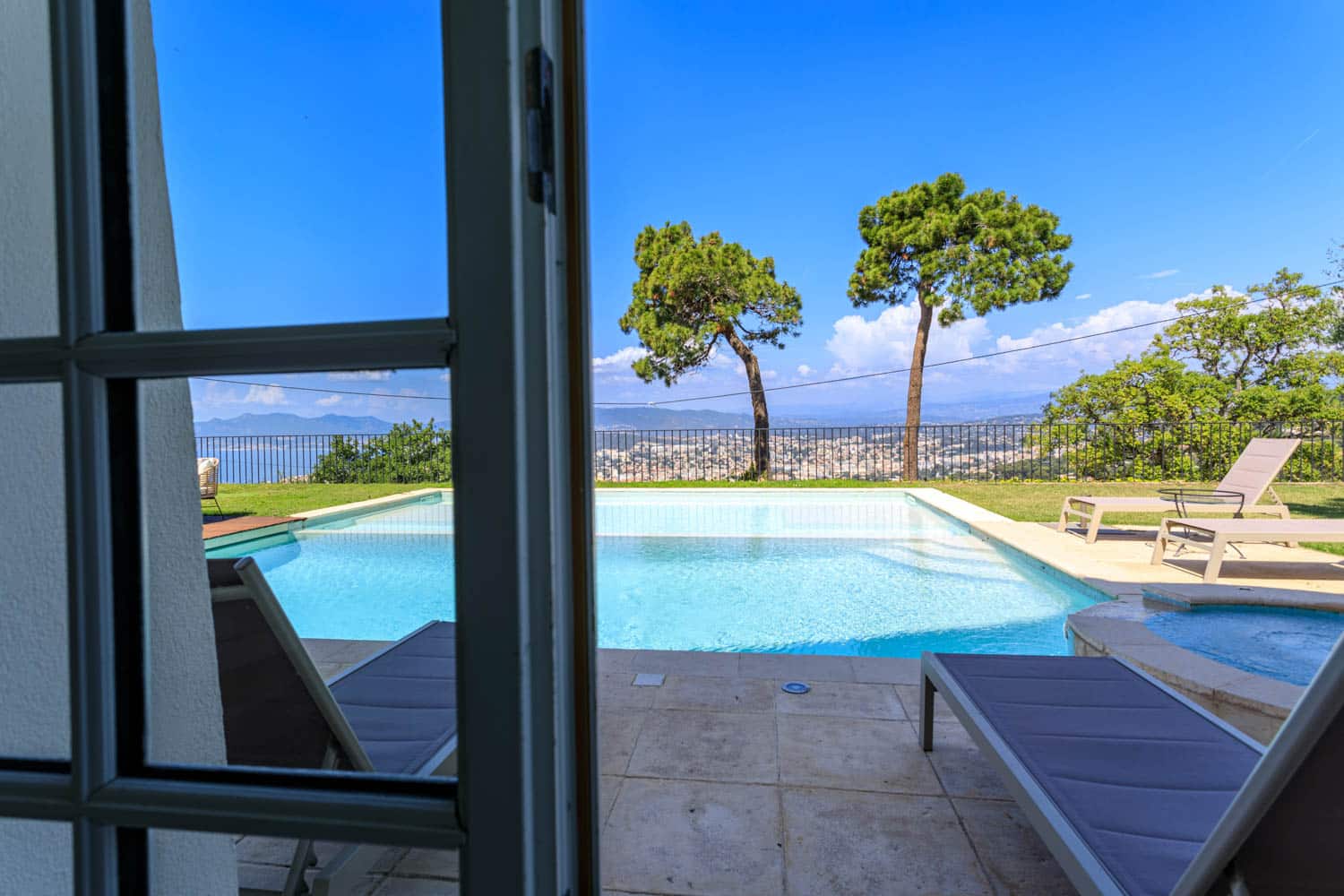 grande piscine avec vue sur la mer en location pour les vacances