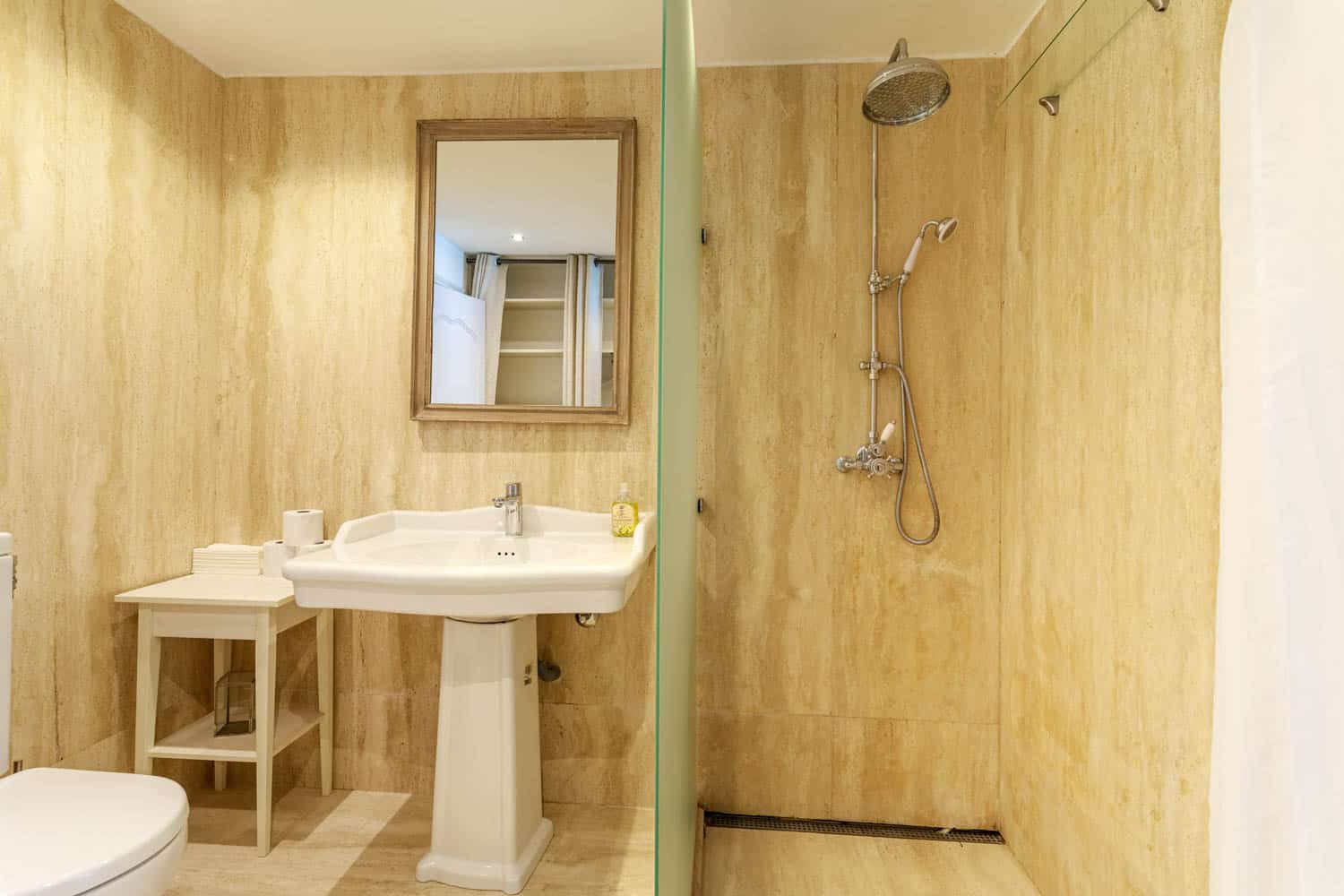 Salle de bain de chambre parentale En location airbnb haut de gamme