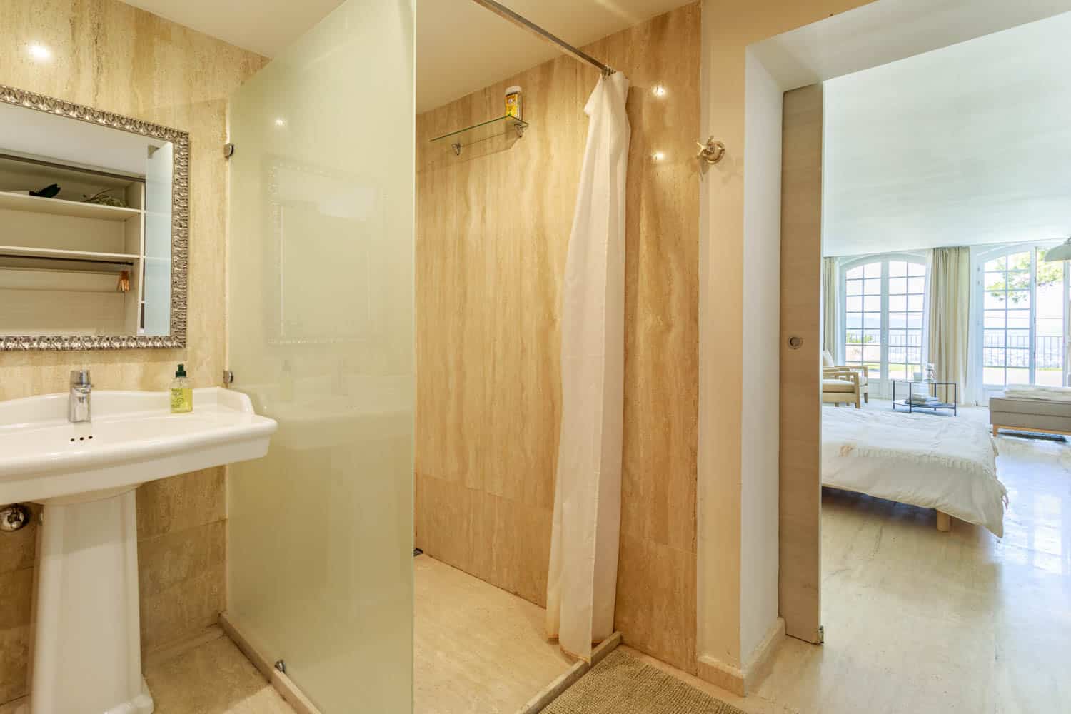 salle de bain de grande suite en location airbnb haut de gamme