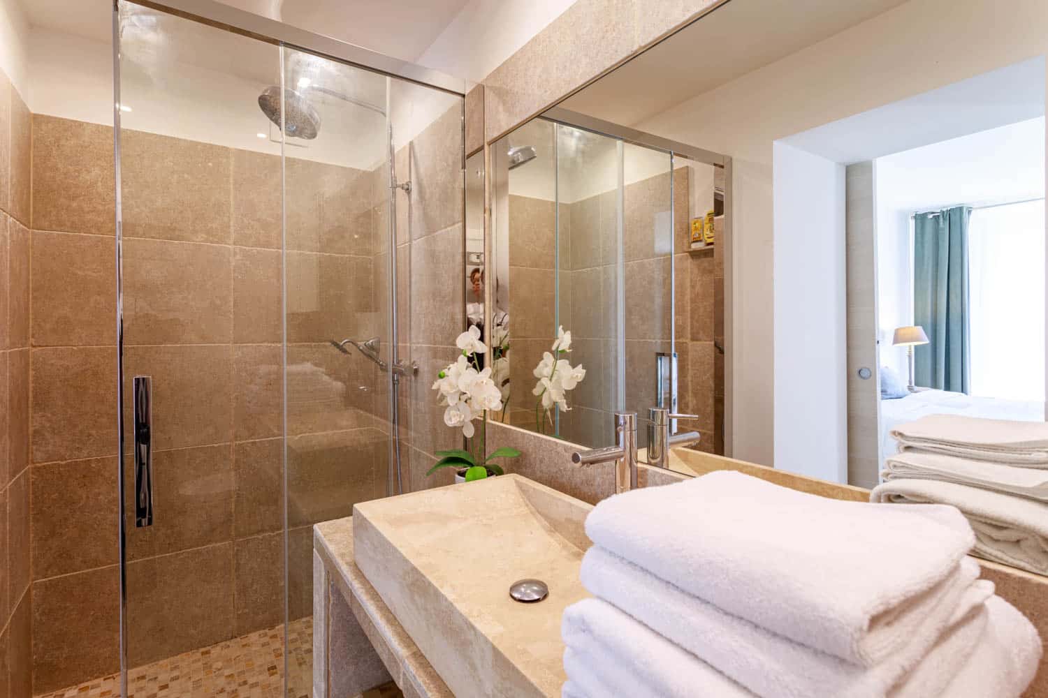 salle de bain d'une suite en Locations meublées Versailles
