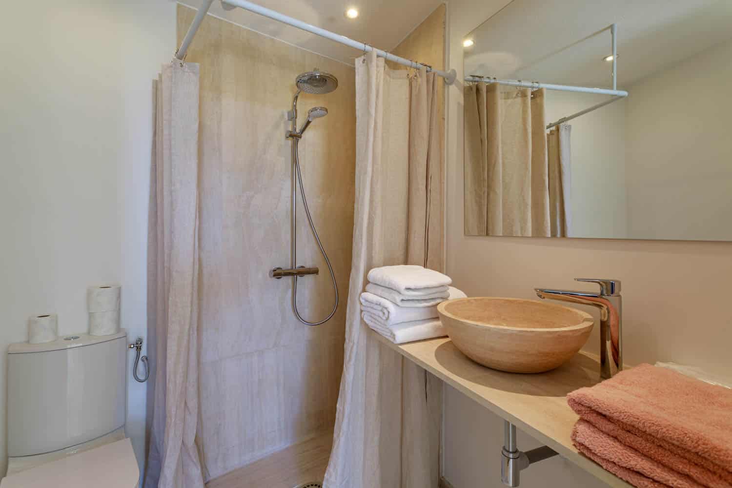 salle de bain d'une suite En location saisonniere