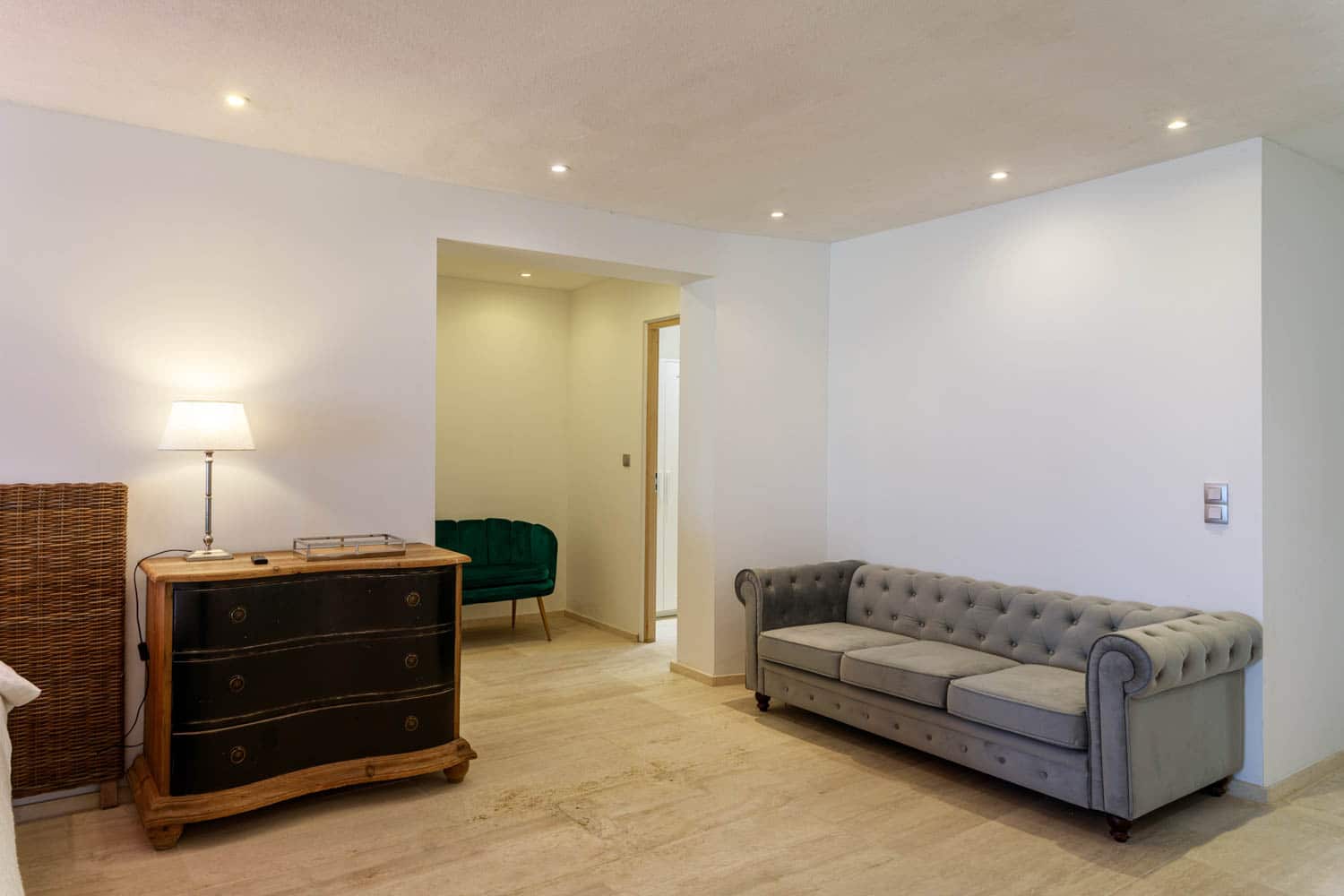 grande chambre avec salle de bain et canapé en Locations saisonnières meublées