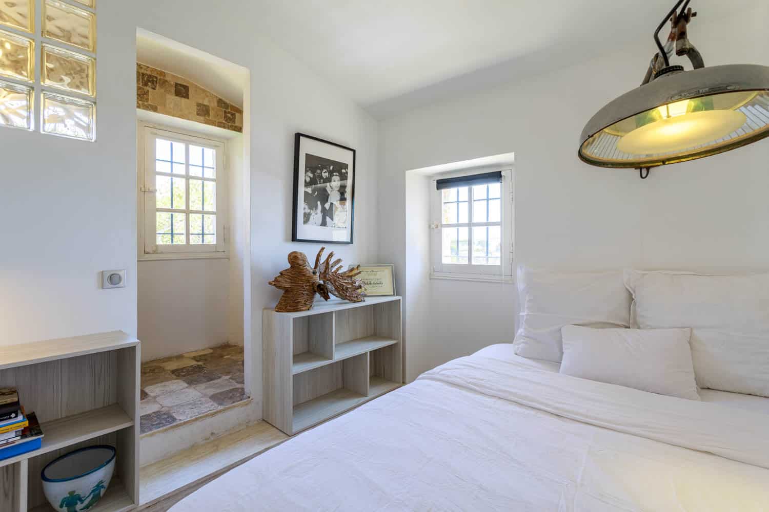 grande chambre avec salle de bain en Locations saisonnières meublées