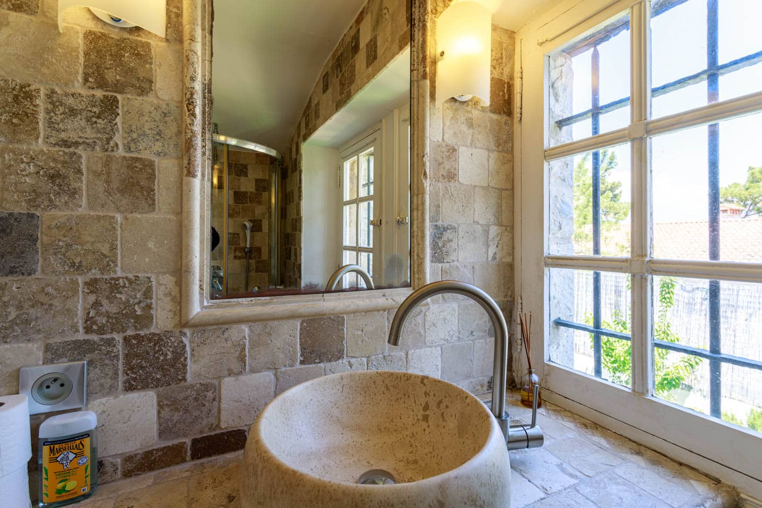 salle de bain en pierre en Conciergerie airbnb versailles