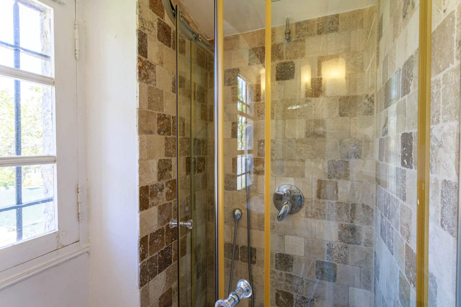 salle de bain en pierre en Conciergerie airbnb versailles