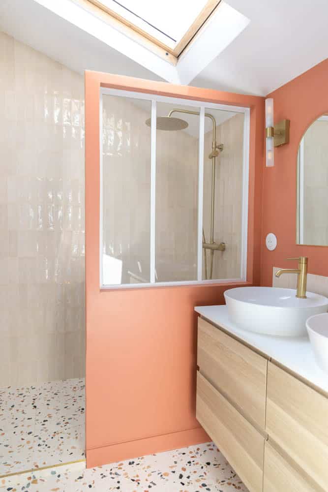 salle de bain d'une villa haut de gamme en Service de conciergerie à Versailles