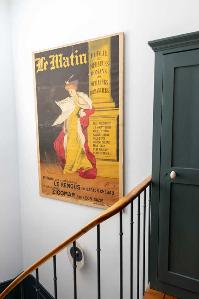 poster ancien dans une villa de luxe disponible en location saisonniere