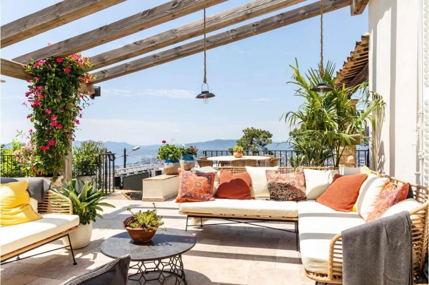 terrasse avec vue mer à cagnes sur mer d'une villa en location airbnb