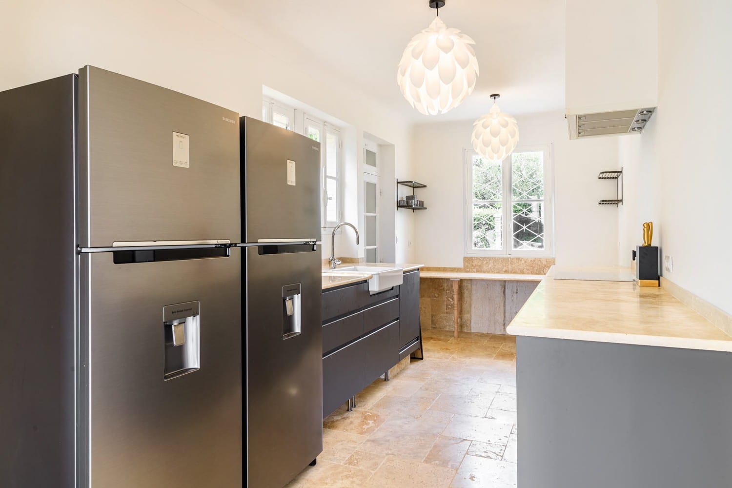 cuisine équipée avec grand frigo d'une location luxueuse sur versailles proche paris