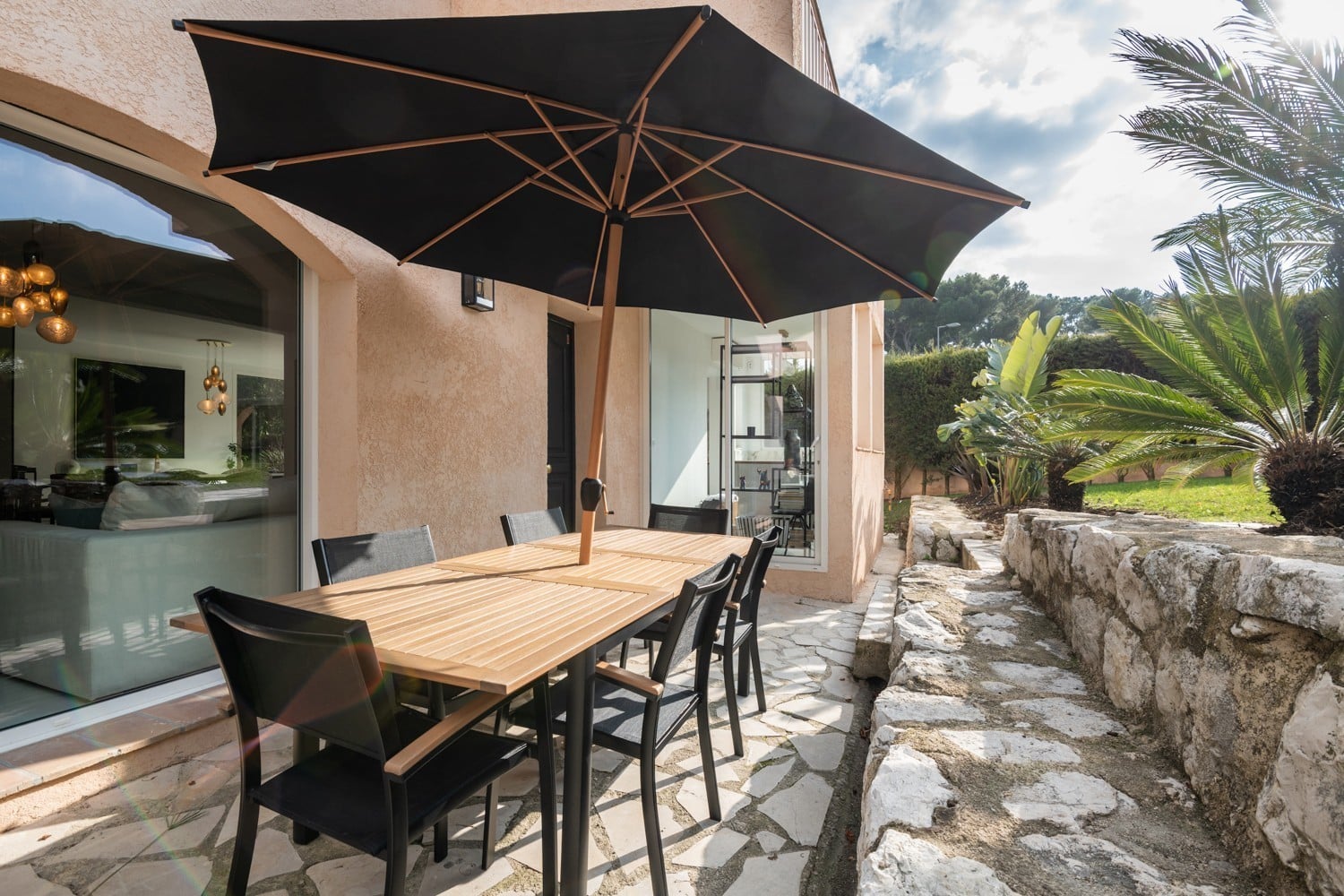 table avec parasol pour salon exterieur d'une Locations meublées de qualité