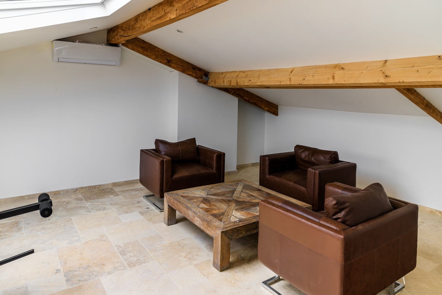 petit salon et salle de sport d'une maison de vacances en location à cannes