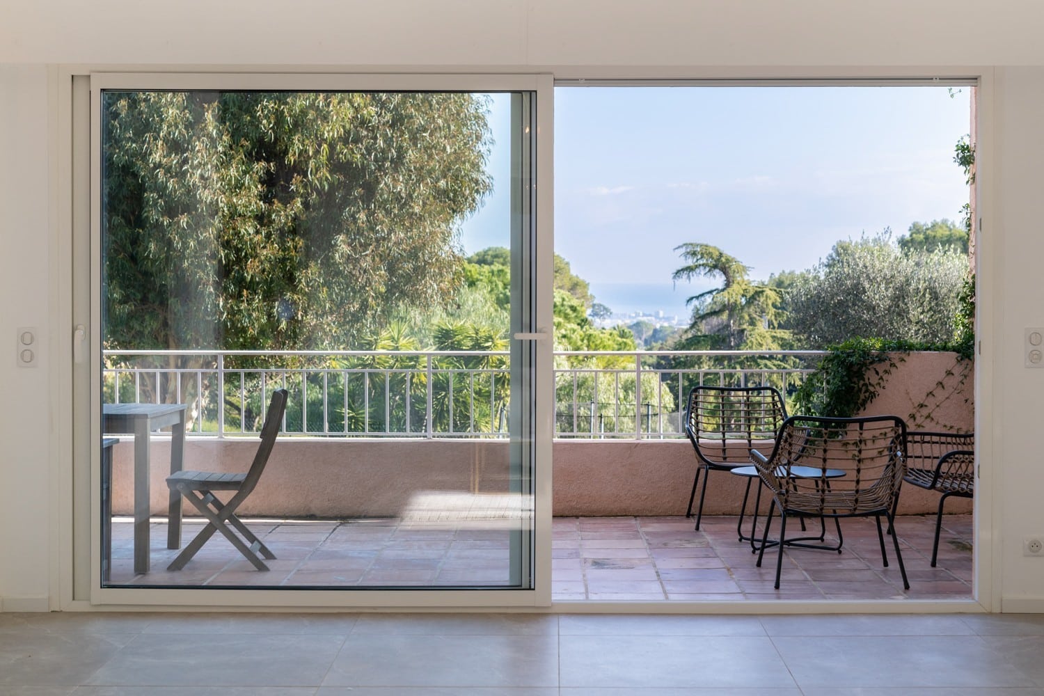 Locations meublées de qualité à cannes avec terrasse et vue mer