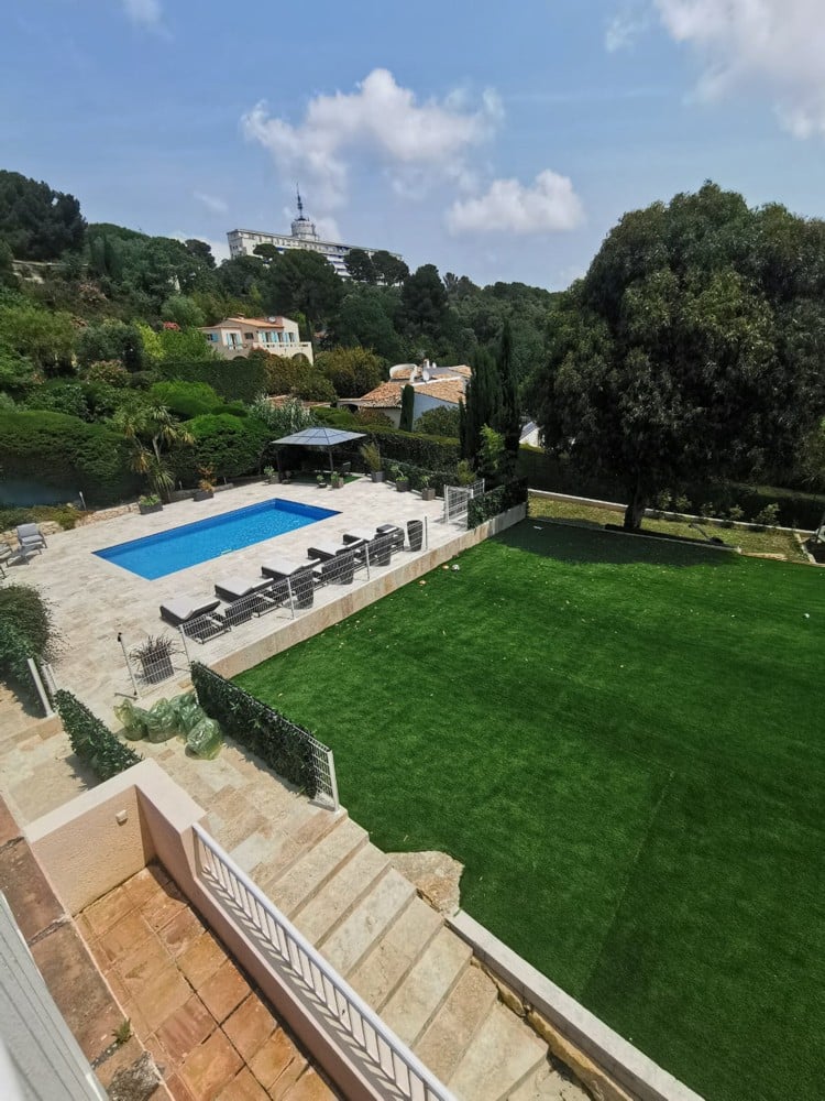 grand jardin avec piscine géré par Conciergerie de qualité supérieure