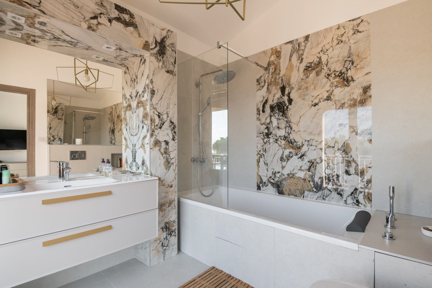 Conciergerie privée de luxe à cannes avec salle de bain luxueuse