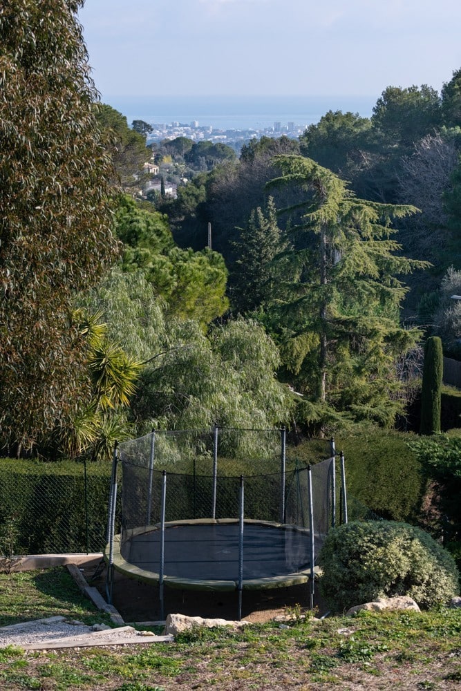 trampoline dans jardin en Locations meublées de qualité à cannes