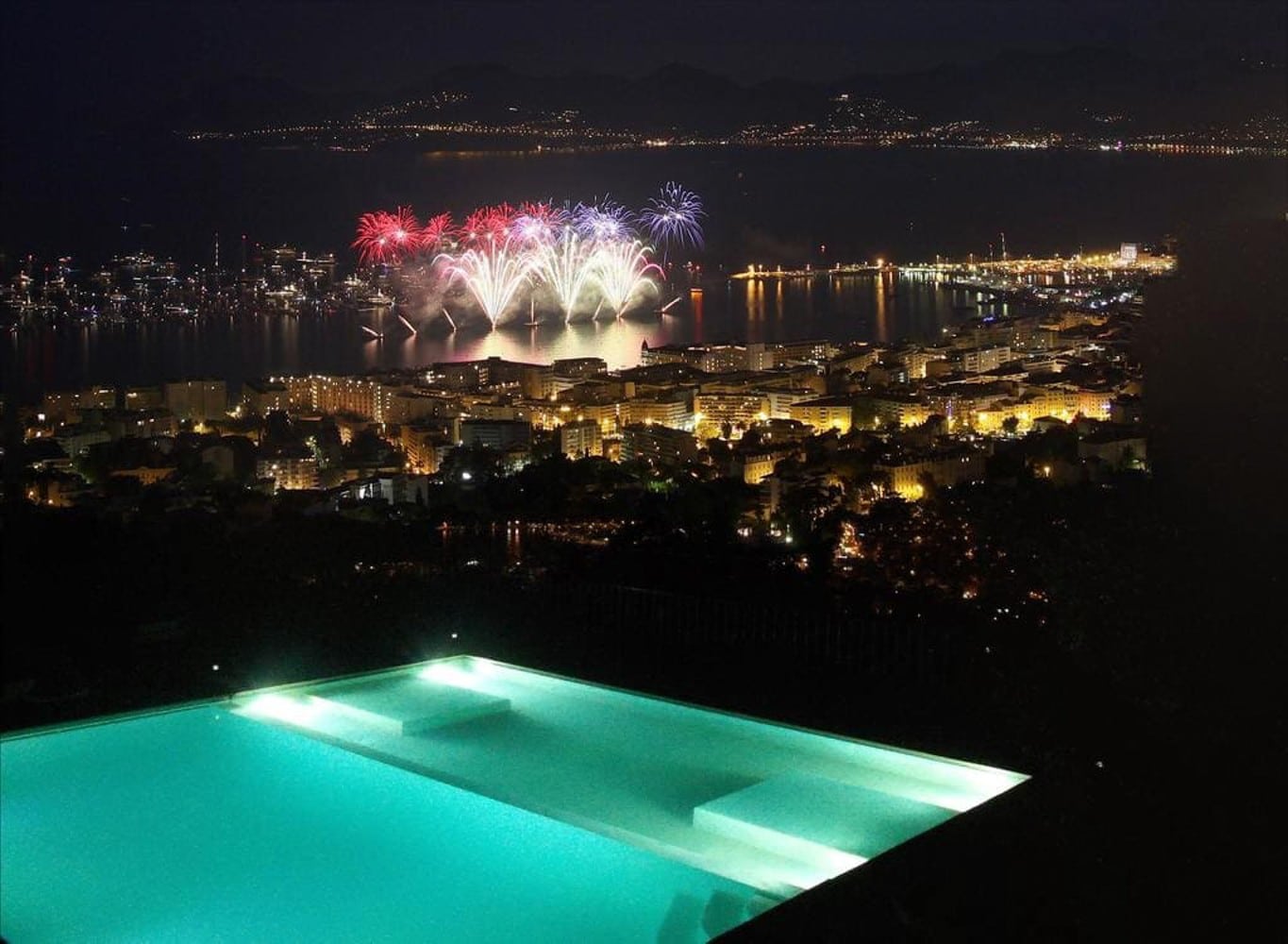 villa piscine vue sur la mer en location airbnb haut de gamme