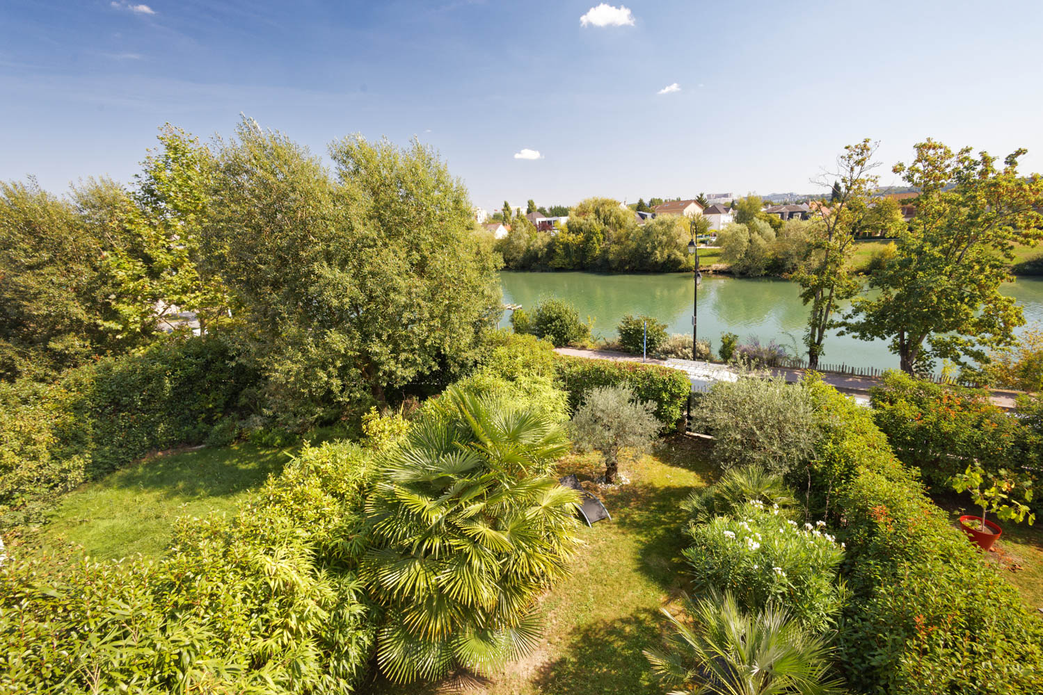 vue sur jardin de la maison en location courte durée sur versailles