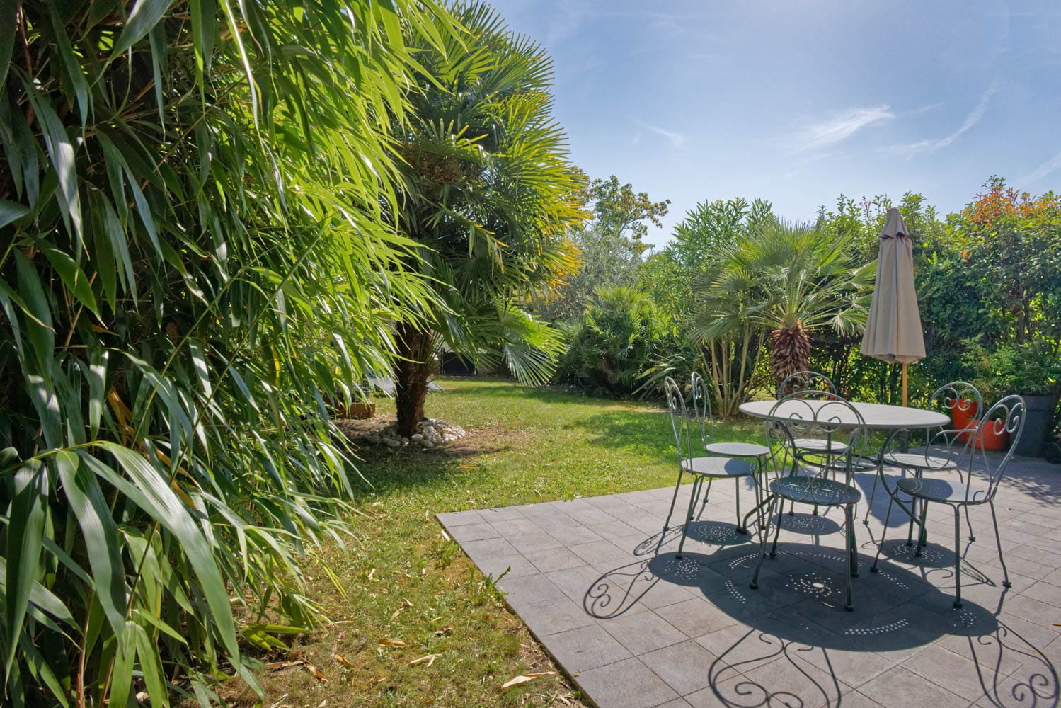 jardin avec terrasse d'une Conciergerie airbnb haut de gamme versailles