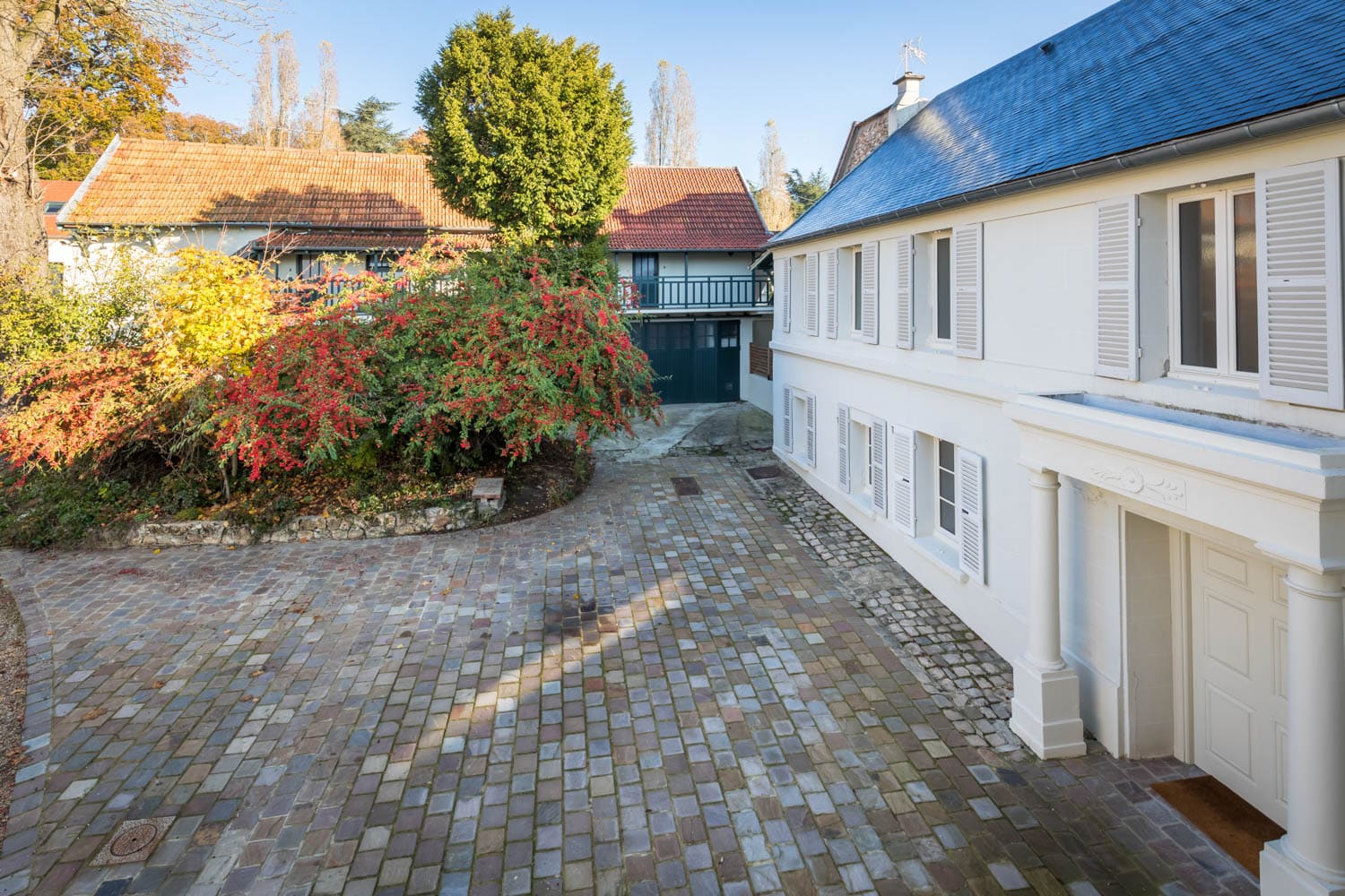 cour intérieur d'une grande maison en location saisonnière sur versailles proche paris