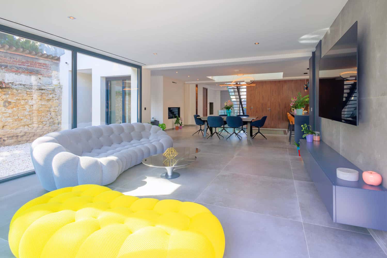 salon avec mobilier design disponible pour tournage vidéo