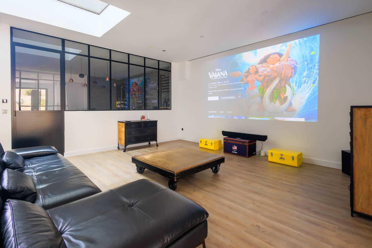 salle de cinéma dans maison haut de gamme En location airbnb haut de gamme