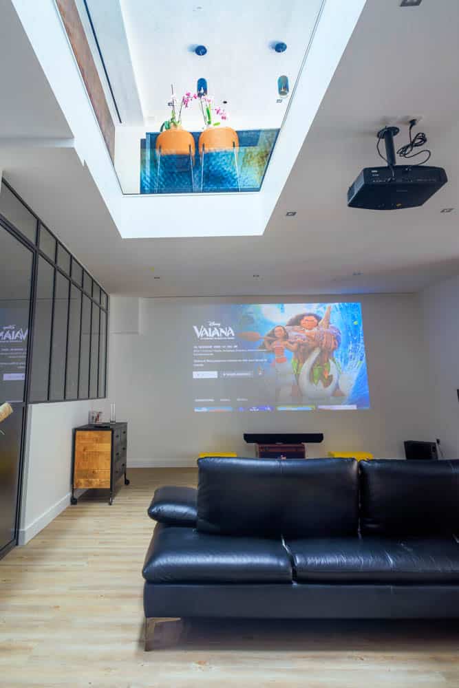 salle de cinéma dans maison haut de gamme En location airbnb haut de gamme