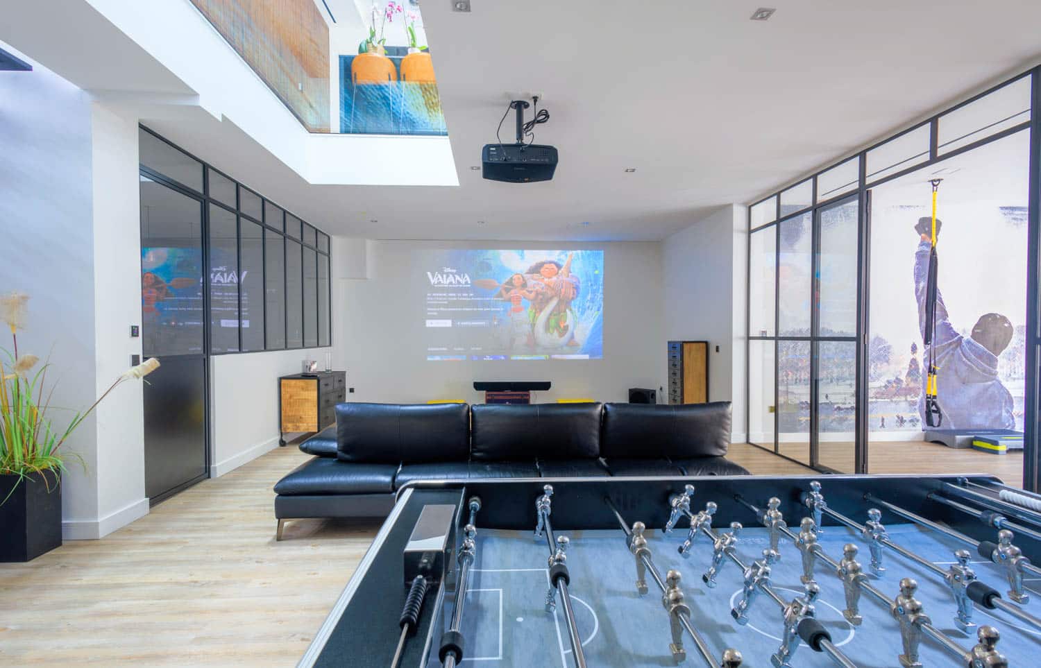 baby foot + retro projecteur dans un salon haut de gamme En location airbnb haut de gamme