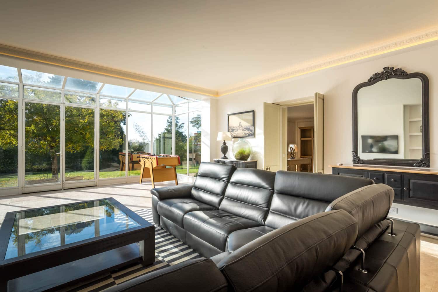 salon avec veranda en Gestion de propriétés de luxe