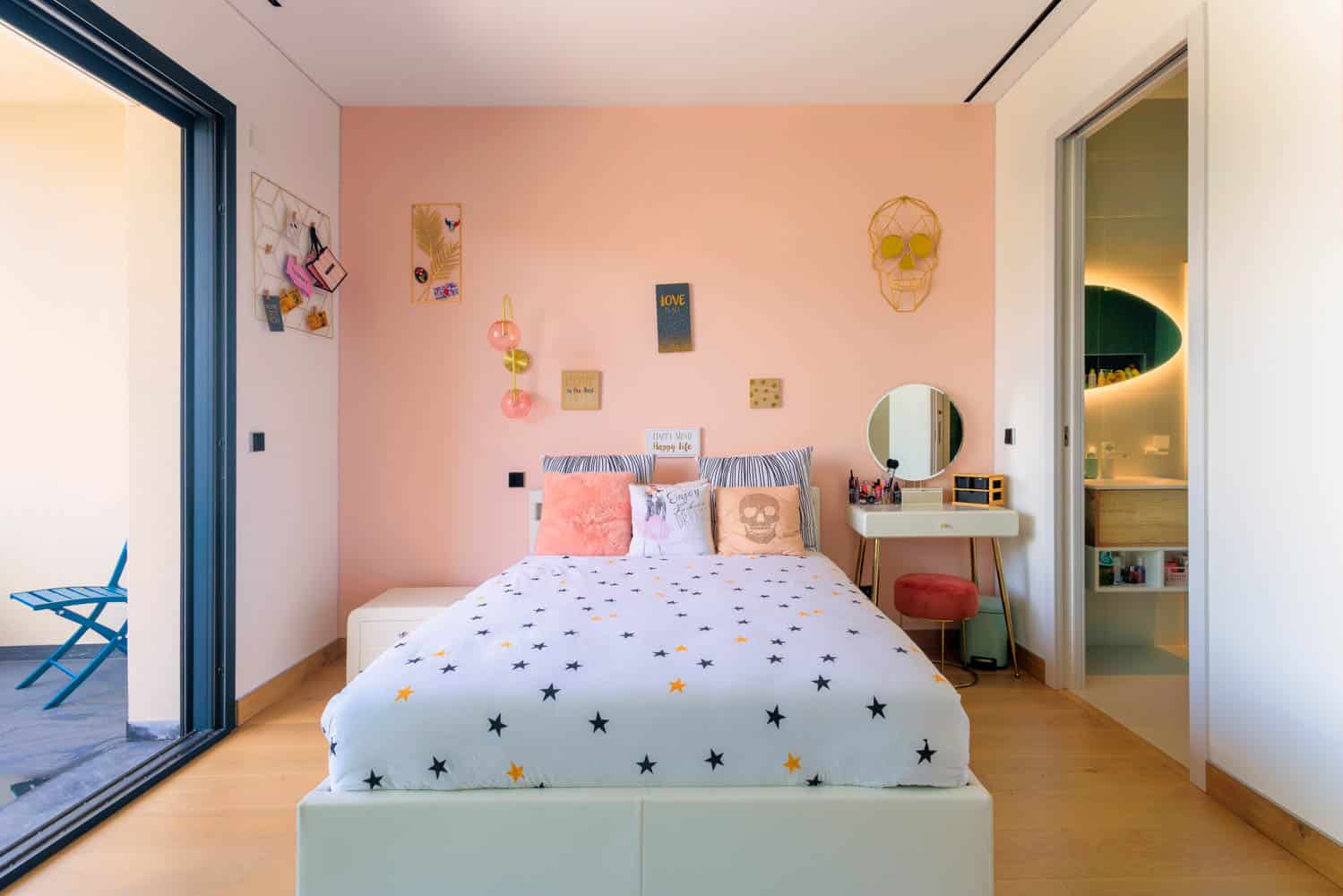 chambre avec terrasse d'un Service de gestion de propriété Versailles