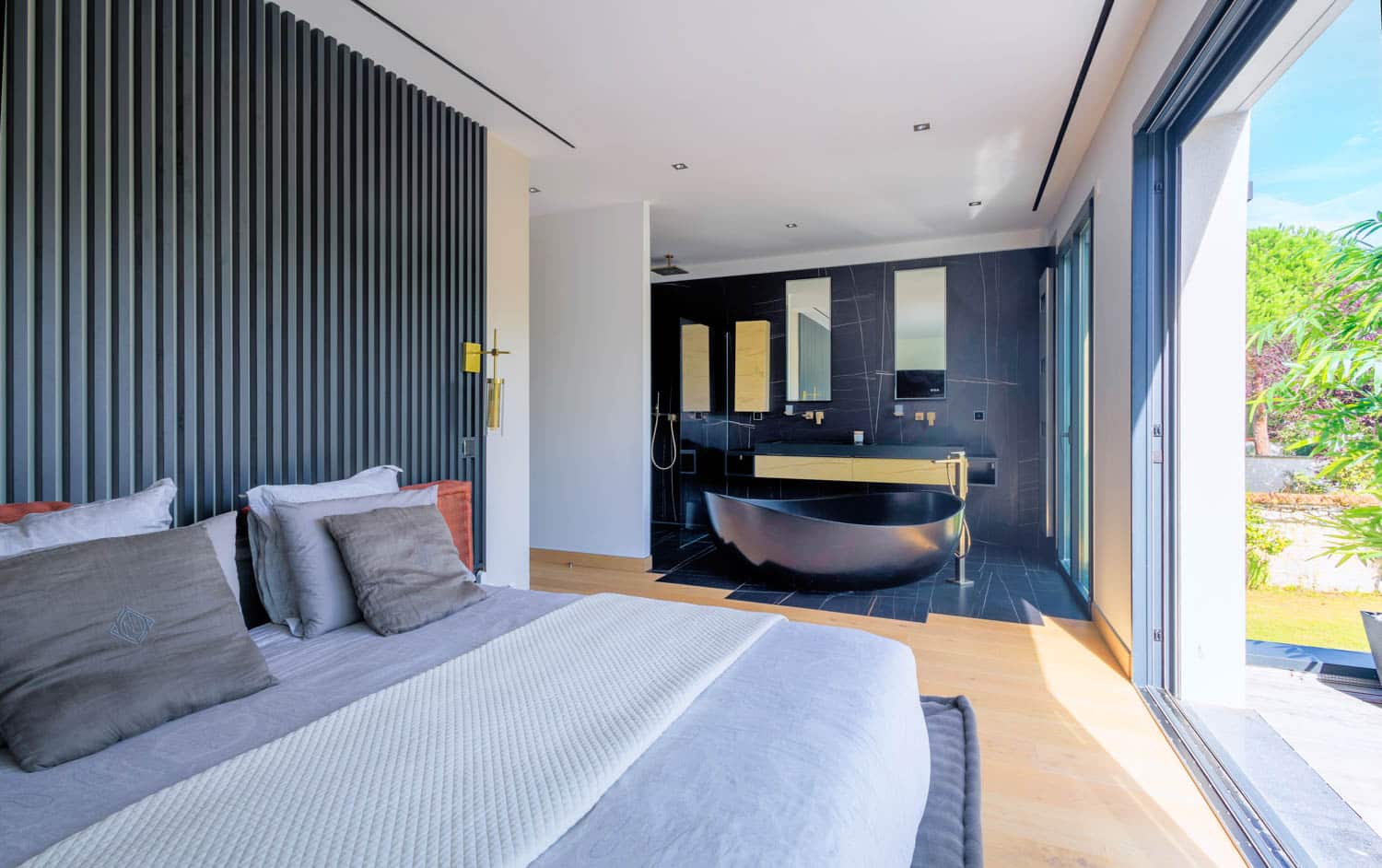 chambre parentale avec baignoire luxe en Conciergerie airbnb haut de gamme versailles