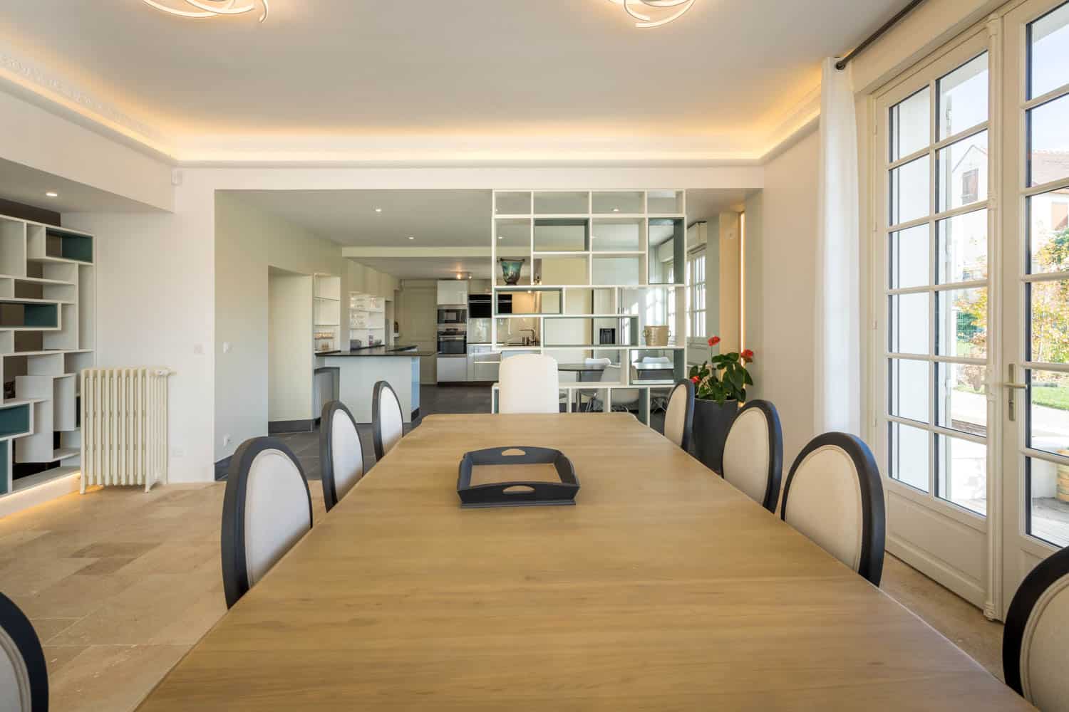 grande table à manger dans un bien pouvant accueillir des réunions de familles